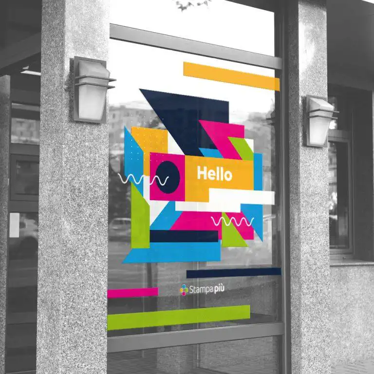 Adesivi prespaziati personalizzati in PVC per vetrine, pareti e automezzi, con loghi, scritte e grafiche professionali, resistenti a sole e intemperie