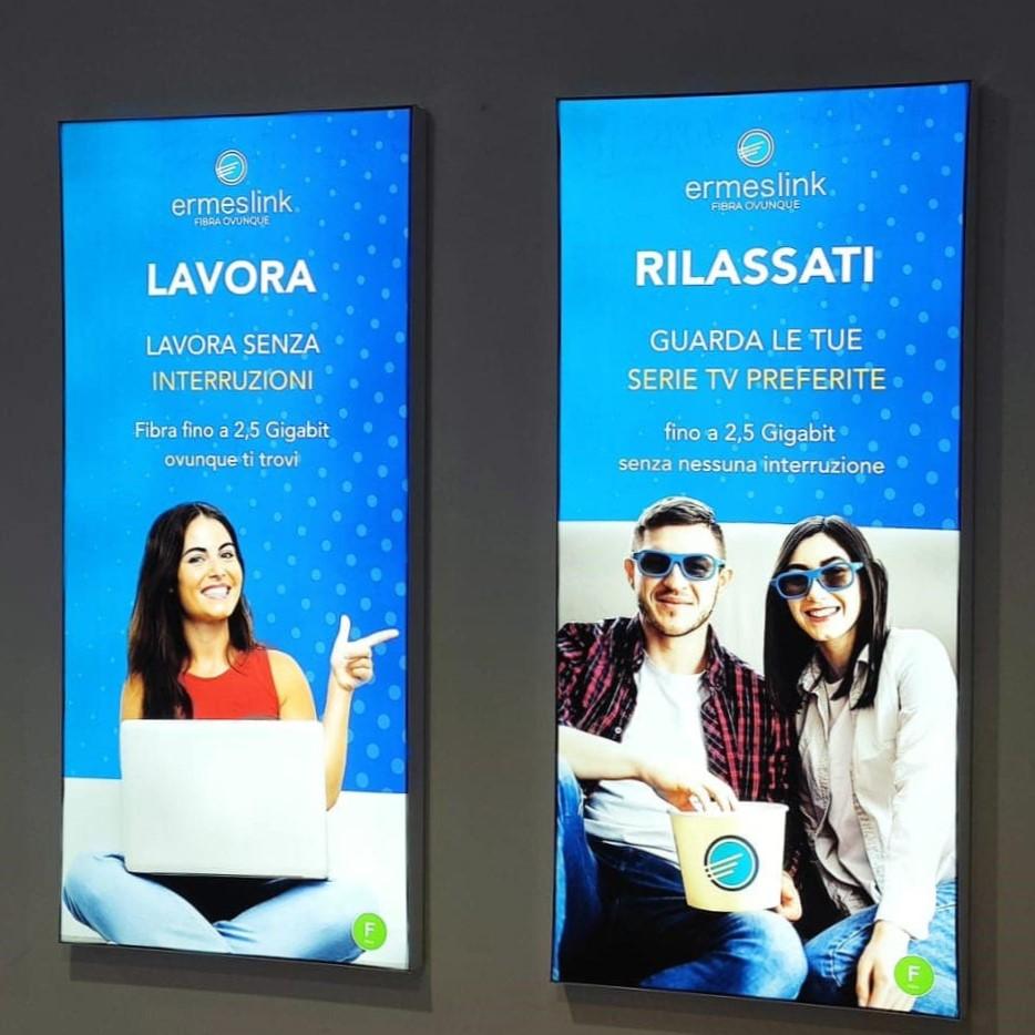 Banner backlight illuminato con grafica promozionale e colori vividi
