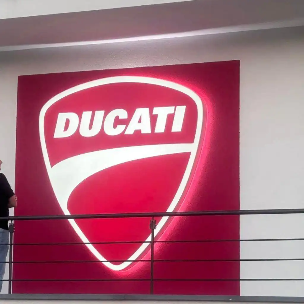 insegna luminosa personalizzata