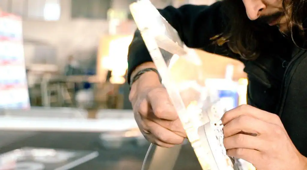 lavorazione artigianale di espositori e insegne