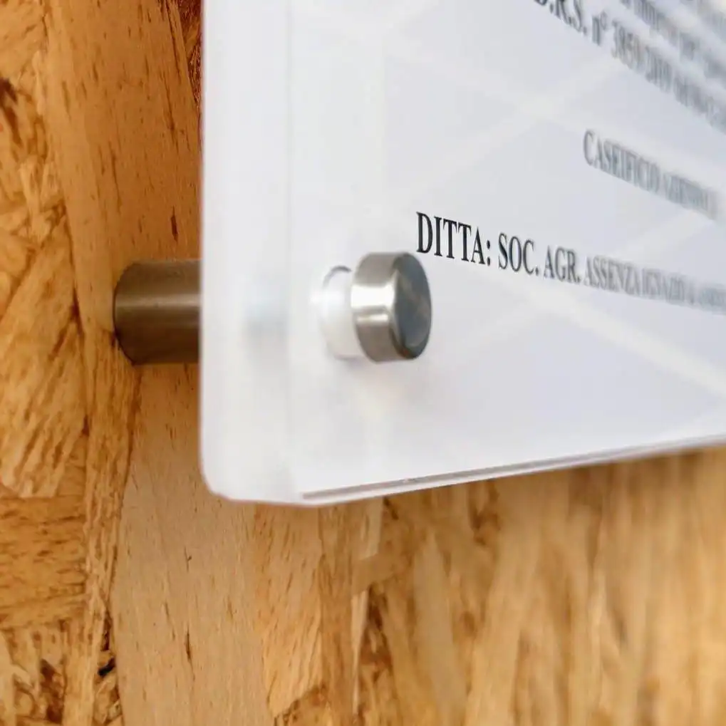 plexiglass: dettagli targa e distanziali