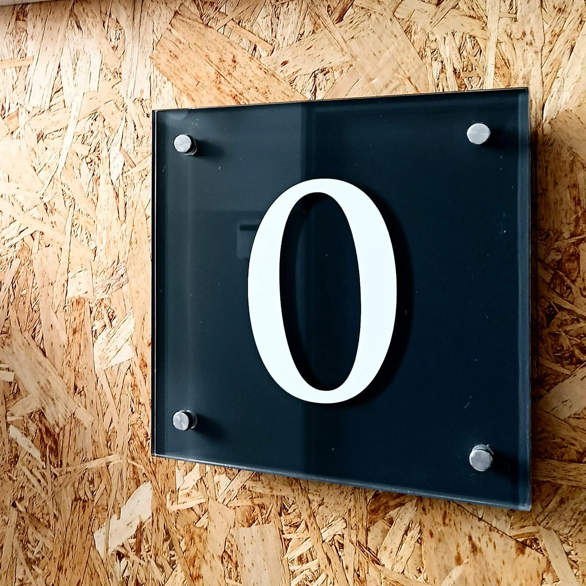 targa in plexiglass quadrata e distanziali